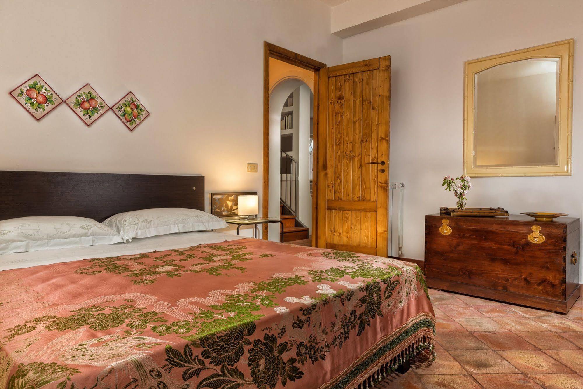 Nake Residenza Artistica Villa SantʼAlfio Exterior foto